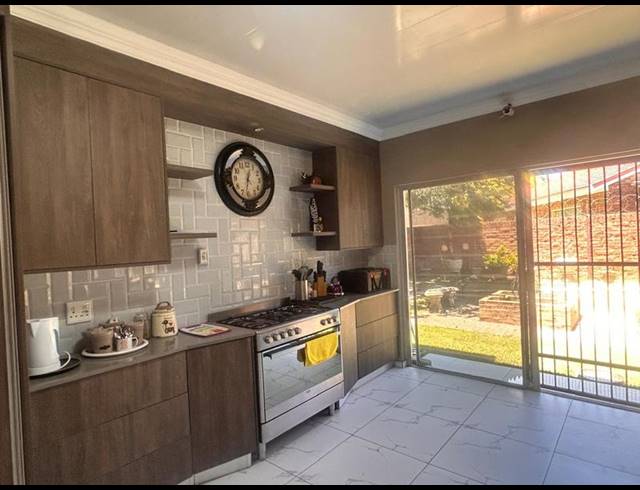 5 BEDROOM HOUSE FOR SALE IN MEYERVILLE